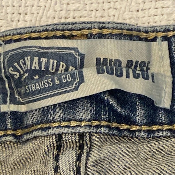 Levi's Jeans Womens 18 Short Mid Rise Bootcut Medium Wash Blue Denim - Picture 2 of 16